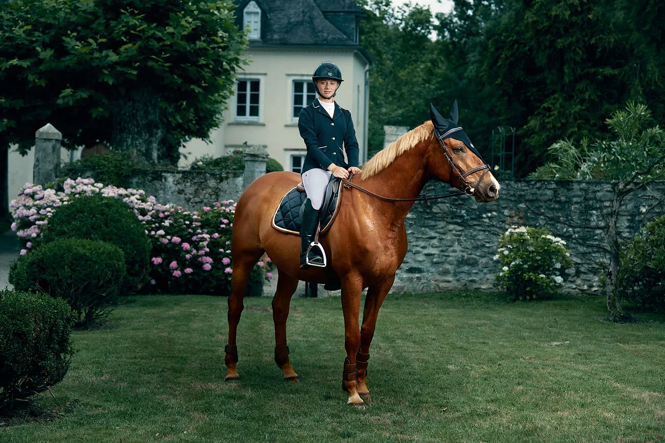 Portrait d'une jeune fille avec son cheval dans le jardin d'un château par Andres Rodriguez, photographe à Pau