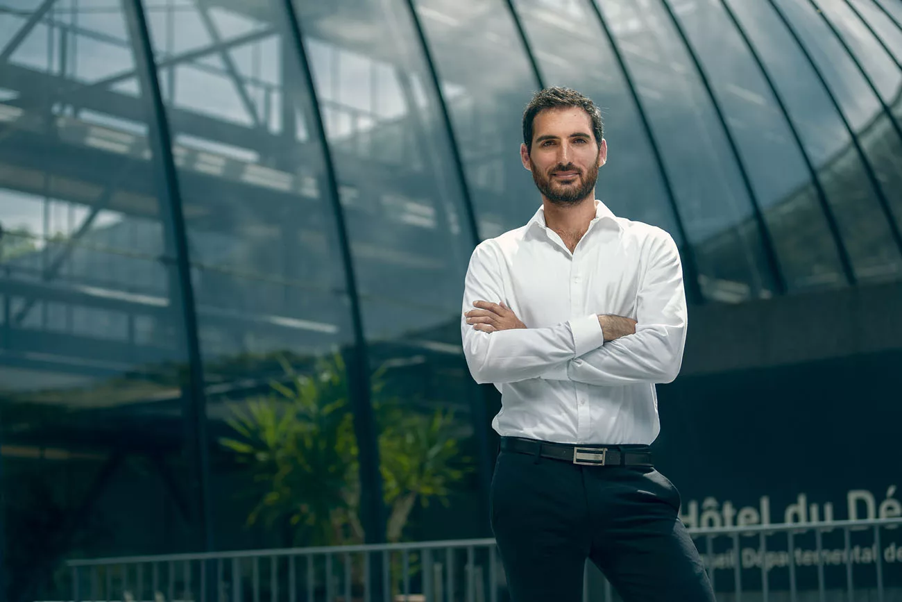 Portrait corporate d’un chef d’entreprise debout devant son bâtiment, par Andres Rodriguez, photographe à Pau